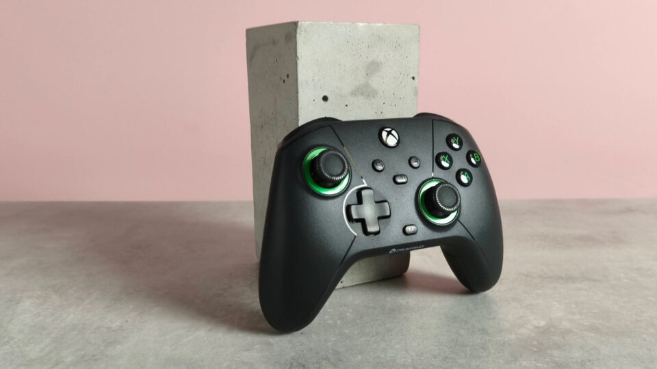 Drakong Challenger is a wired Xbox and PC controller with Hall Effect controls