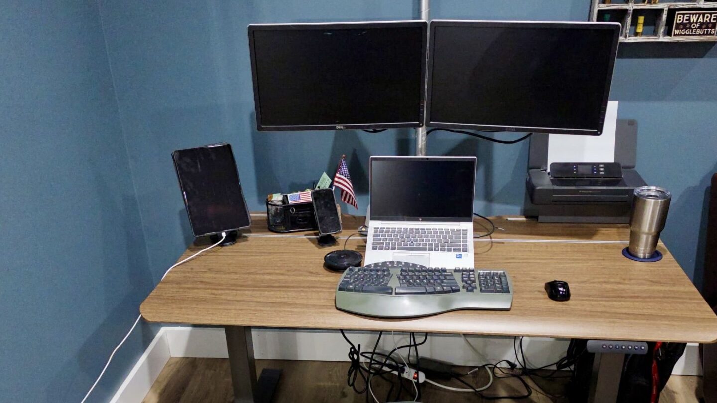 Vari Electric Standing Desk with TechTrack review: Modular design meets stable performance