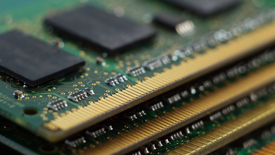 Chinese teams report memory breakthrough with 10 billion writing cycles and 100x endurance