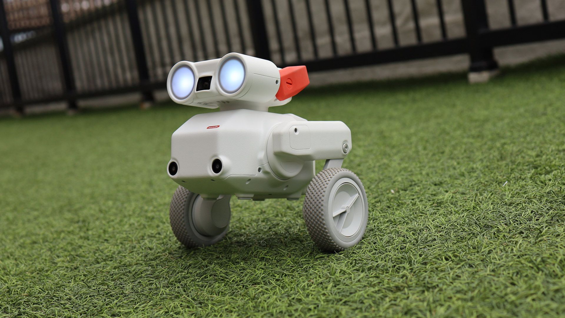 Mondo Beni camera robot follows and films its owner