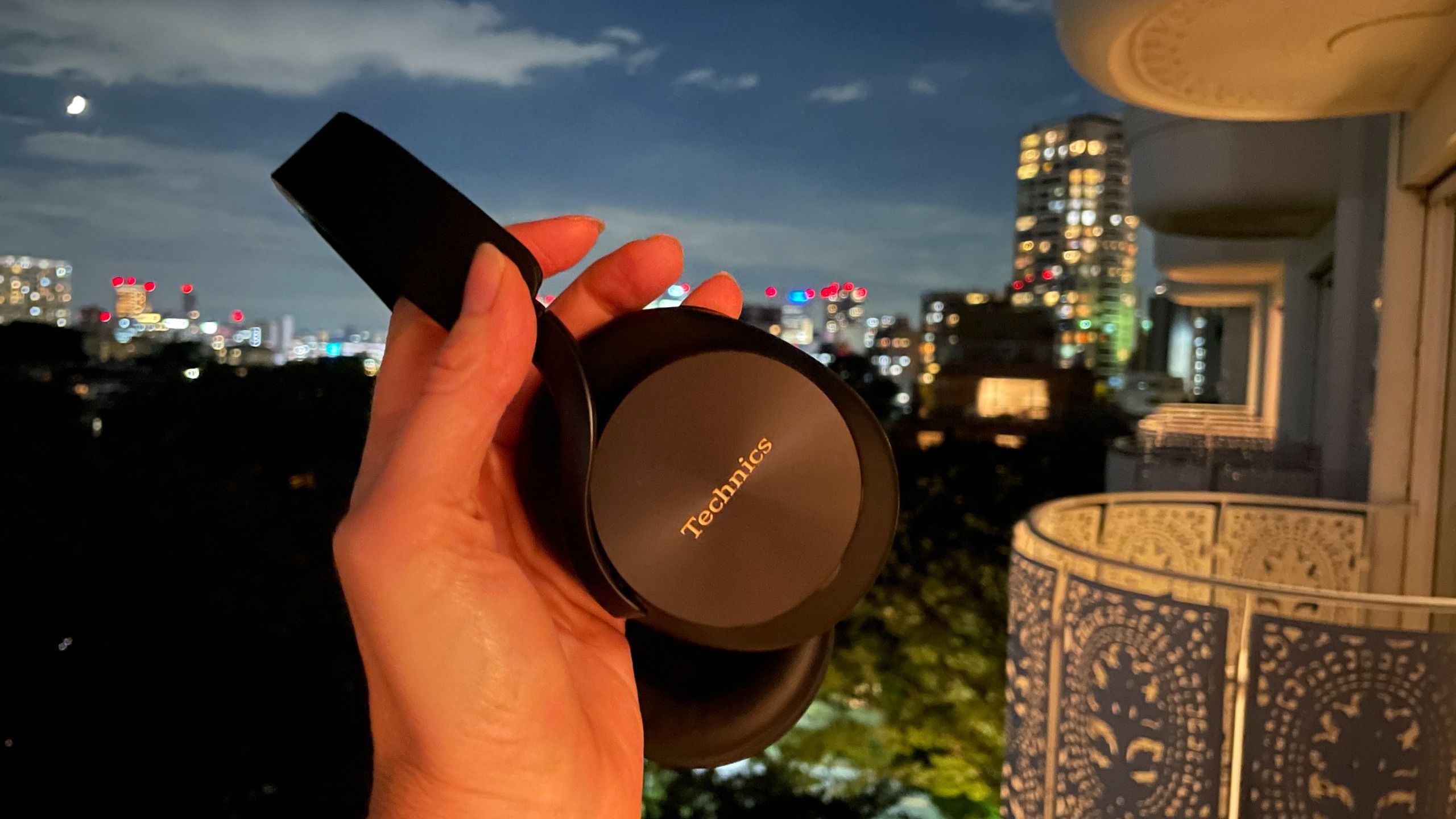 Technics EAH-A1000 Headphones Offer Up to 45 Hours of Playback