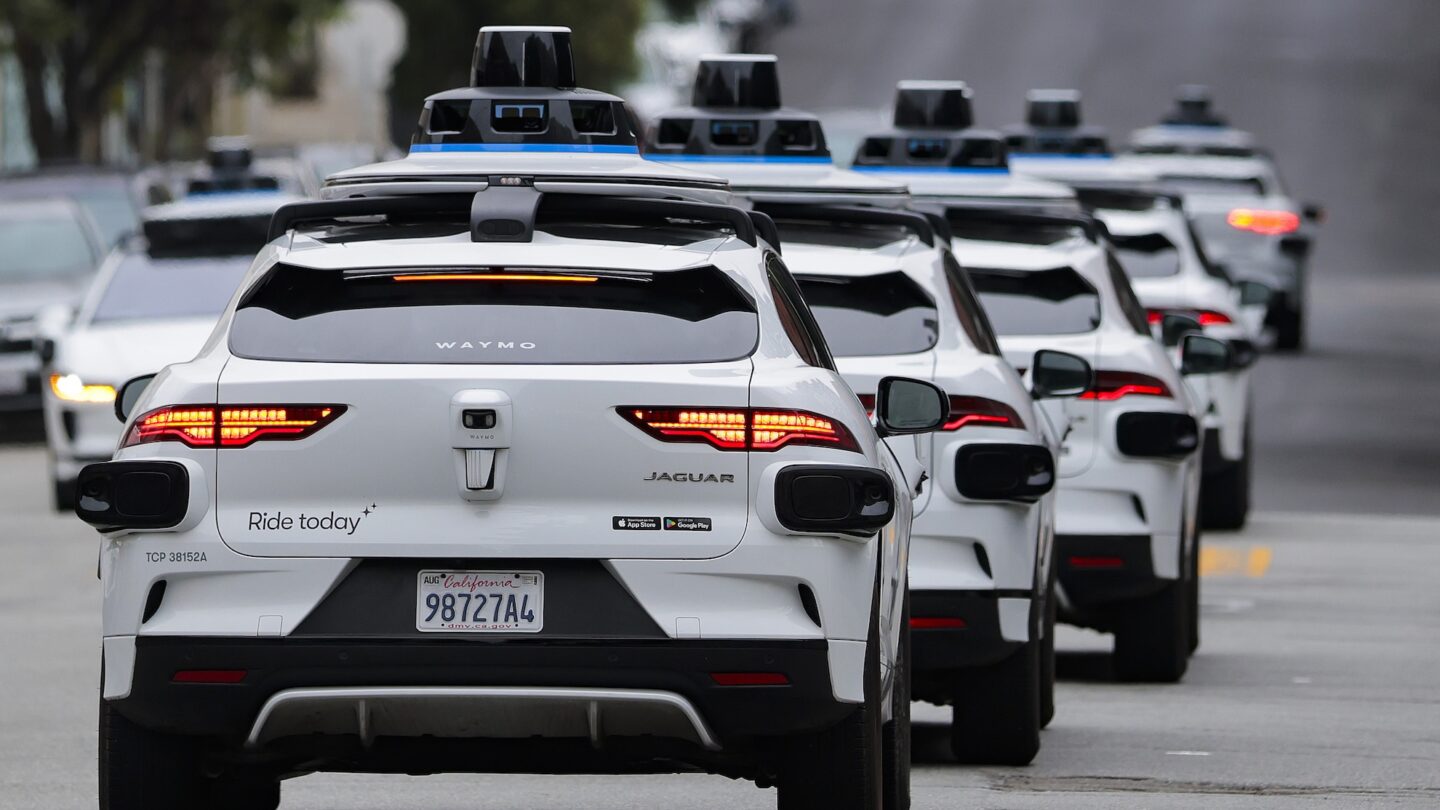 California Law Sets 30-Minute Fine Threshold for Robotaxis Blocking First Responders