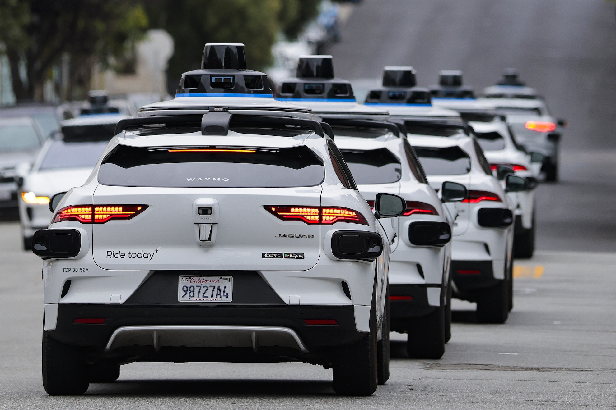 California Law Sets 30-Minute Fine Threshold for Robotaxis Blocking First Responders