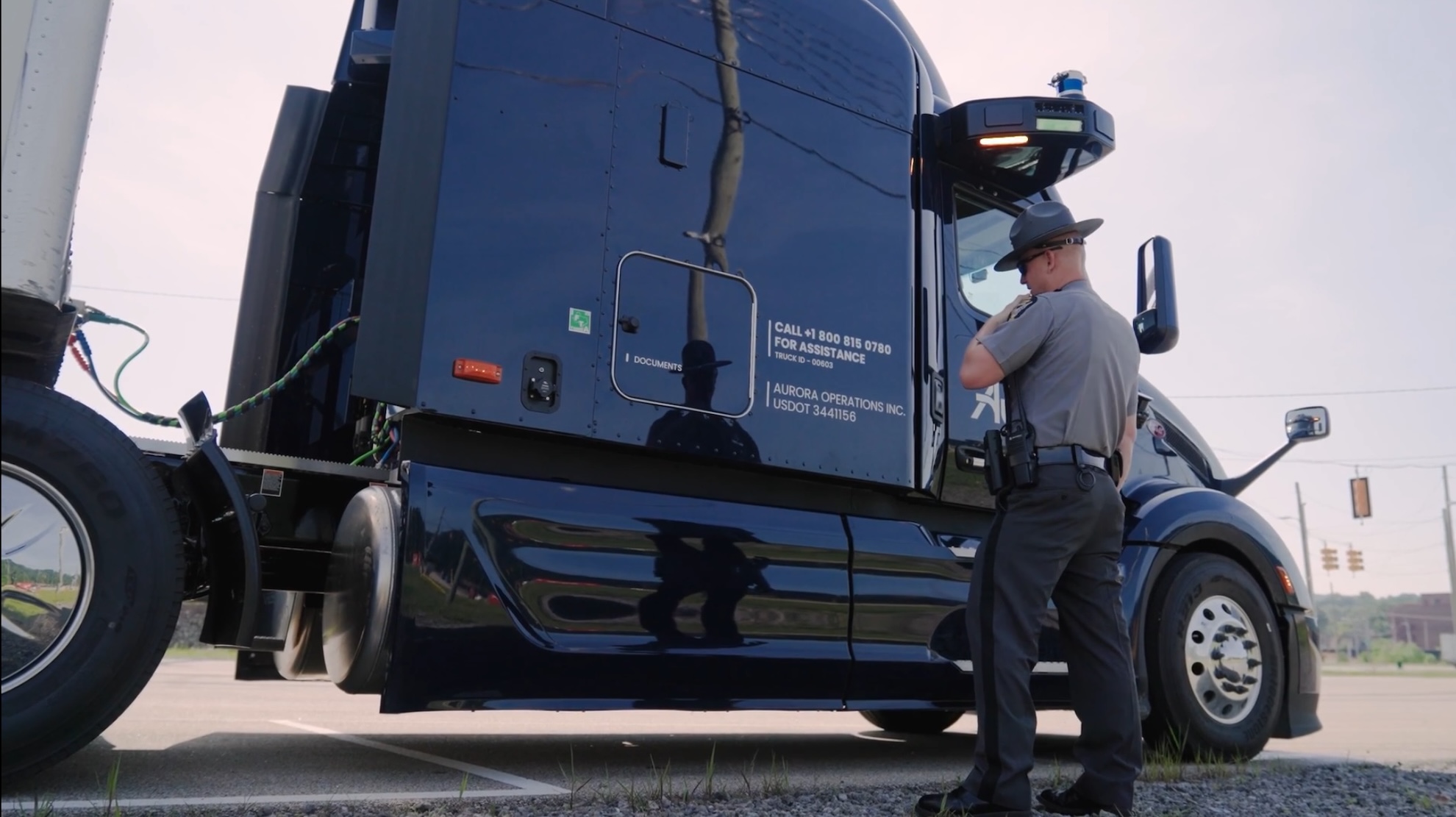 US Exempts Self-Driving Trucks From Roadside Warning Triangle Rule